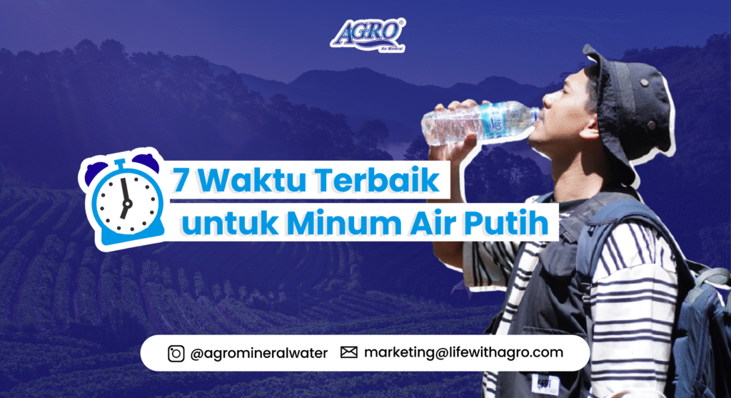 Seorang pria dengan topi dan ransel sedang meminum Agro Mineral Water di tengah latar belakang perkebunan dan pegunungan, menggambarkan kebiasaan sehat minum air mineral berkualitas di waktu yang tepat.