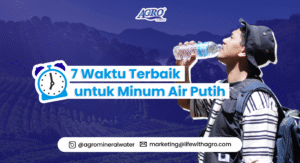 Seorang pria dengan topi dan ransel sedang meminum Agro Mineral Water di tengah latar belakang perkebunan dan pegunungan, menggambarkan kebiasaan sehat minum air mineral berkualitas di waktu yang tepat.
