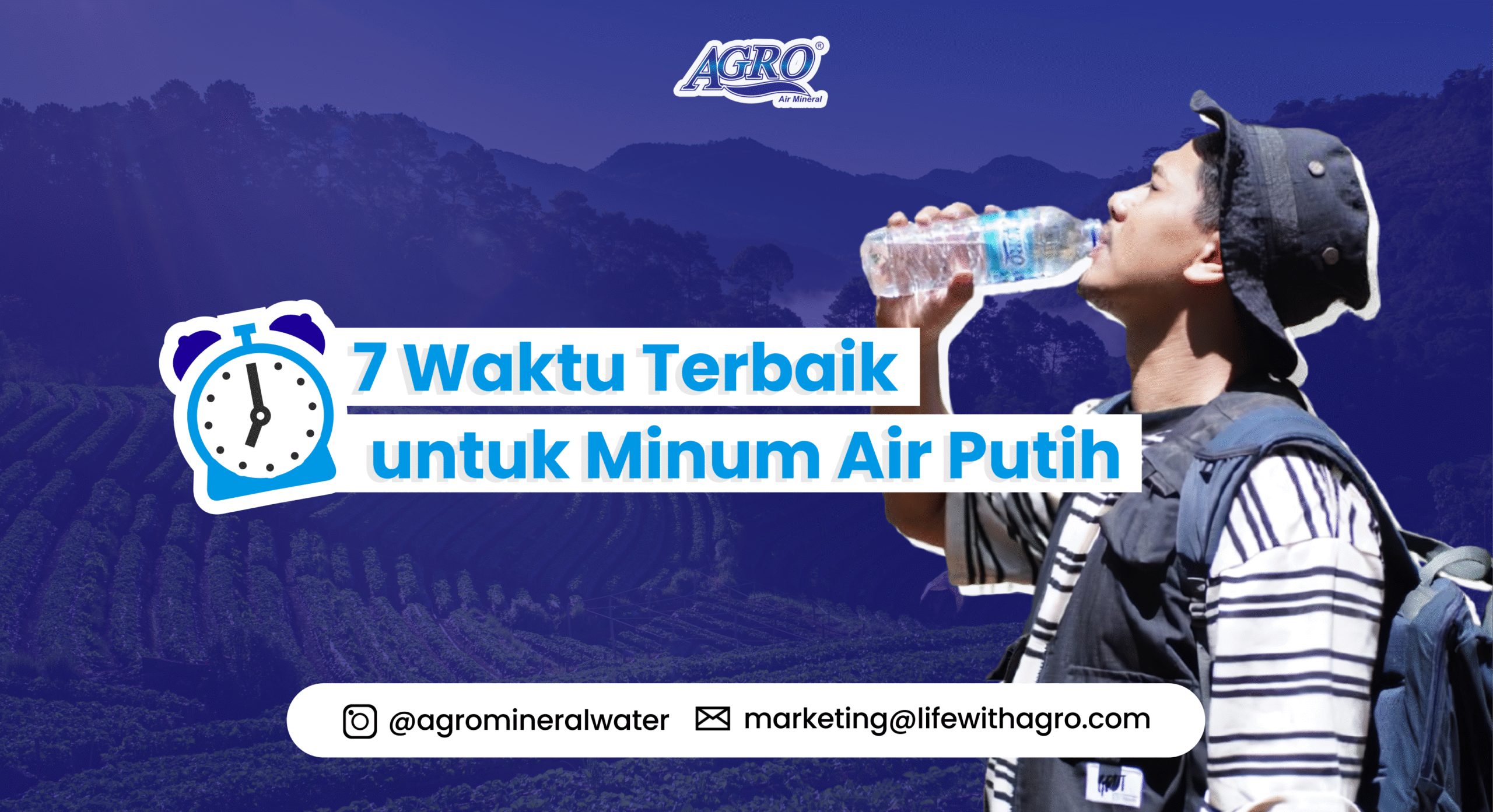 Seorang pria dengan topi dan ransel sedang meminum Agro Mineral Water di tengah latar belakang perkebunan dan pegunungan, menggambarkan kebiasaan sehat minum air mineral berkualitas di waktu yang tepat.