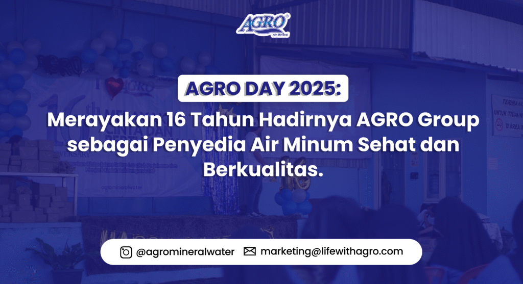 Banner AGRO DAY 2025 dengan teks 'Merayakan 16 Tahun Hadirnya AGRO Group sebagai Penyedia Air Minum Sehat dan Berkualitas' di depan panggung acara perayaan dengan dekorasi balon dan latar biru.