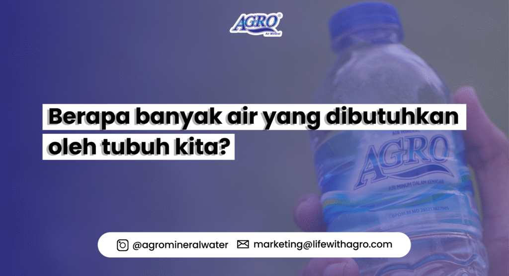 Gambar botol air mineral AGRO dengan tulisan 'Berapa banyak air yang dibutuhkan oleh tubuh kita?' sebagai ilustrasi artikel edukasi tentang hidrasi tubuh.