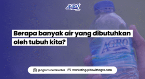 Gambar botol air mineral AGRO dengan tulisan 'Berapa banyak air yang dibutuhkan oleh tubuh kita?' sebagai ilustrasi artikel edukasi tentang hidrasi tubuh.
