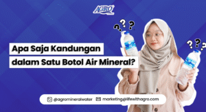Seorang wanita berhijab tampak bingung memegang dua botol air mineral dengan tulisan 'Apa Saja Kandungan dalam Satu Botol Air Mineral?' sebagai ilustrasi artikel edukasi AGRO Group.