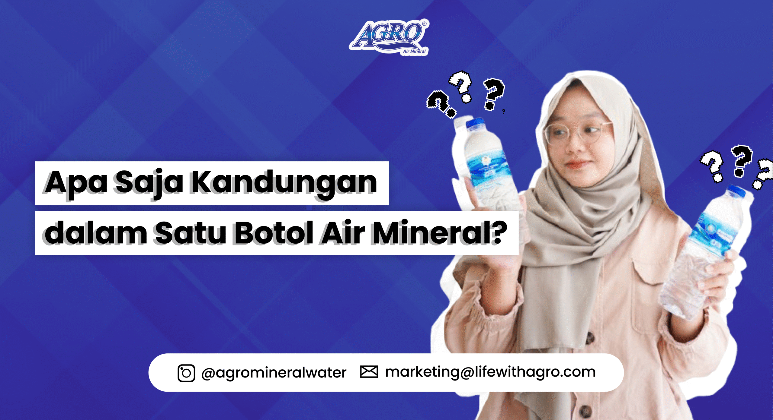 Seorang wanita berhijab tampak bingung memegang dua botol air mineral dengan tulisan 'Apa Saja Kandungan dalam Satu Botol Air Mineral?' sebagai ilustrasi artikel edukasi AGRO Group.