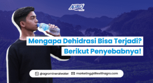 Seorang pria sedang minum Agro Mineral Water dengan latar belakang pegunungan, menggambarkan pentingnya hidrasi untuk mencegah dehidrasi.