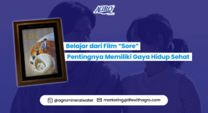 Cover artikel dengan judul 'Belajar dari Film Sore: Pentingnya Memiliki Gaya Hidup Sehat', menampilkan poster film Sore dengan latar belakang dua pemeran utama.
