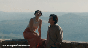 Cuplikan adegan romantis dari film 'Sore: Istri dari Masa Depan' menampilkan dua pemeran utama, Jonathan dan Sore, dengan latar belakang pemandangan alam yang indah.