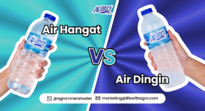 Perbandingan botol Agro Mineral Water yang berisi air hangat dan air dingin dengan latar warna biru dan hijau cerah, dilengkapi tulisan "Air Hangat vs Air Dingin" untuk menggambarkan tema perbandingan manfaat keduanya bagi kesehatan.