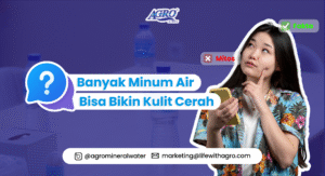 Ilustrasi perempuan muda memegang ponsel sambil berpikir, diapit dua simbol 'mitos' dan 'fakta', dengan tulisan besar 'Banyak Minum Air Bisa Bikin Kulit Cerah' di depan botol-botol air mineral AGRO, mewakili konsep edukatif antara fakta dan mitos tentang hidrasi dan kesehatan kulit.