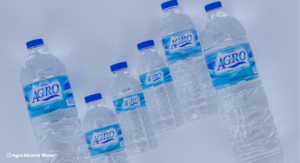 Deretan botol Agro Mineral Water berbagai ukuran disusun rapi di atas latar putih, menampilkan variasi kemasan produk untuk berbagai kebutuhan konsumsi harian.