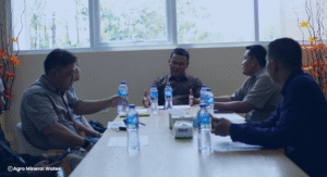 Diskusi bisnis dengan air mineral AGRO di ruang rapat.