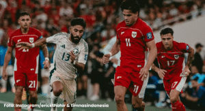 Pemain timnas Indonesia berduel dengan pemain Arab Saudi dalam laga Kualifikasi Piala Dunia 2026 zona Asia